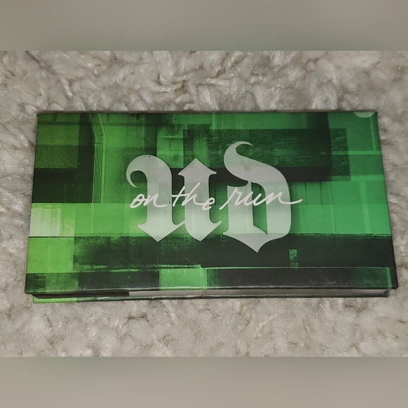 Urban Decay On The Run, G Train - Picture 1 of 3